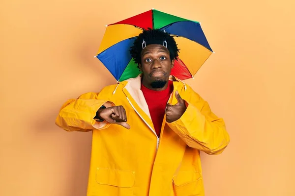 Jovem Afro Americano Vestindo Capa Chuva Amarela Fazendo Polegares Para — Fotografia de Stock