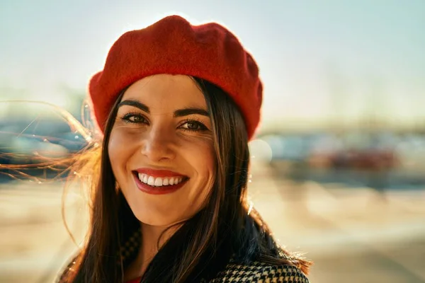 Jovem Hispânica Sorrindo Feliz Cidade — Fotografia de Stock