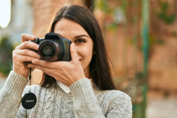 年轻的惊慌失措的女人在城里用摄像机开心地微笑着 — 图库照片