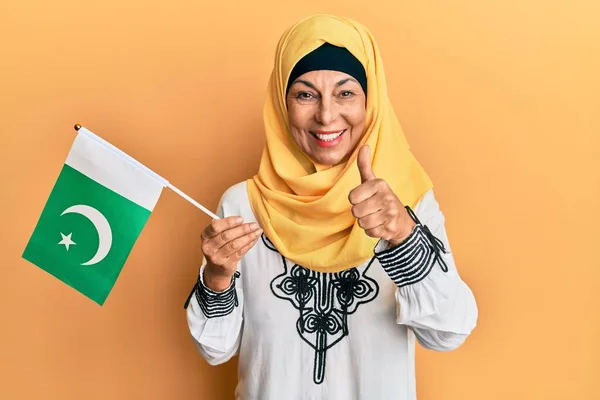 Middle Age Hispanic Woman Wearing Hijab Holding Pakistan Flag Smiling — Stock Photo, Image