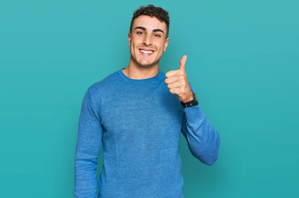 Hispánec Mladý Muž Sobě Ležérní Oblečení Usměvavý Šťastný Pozitivní Palec — Stock fotografie