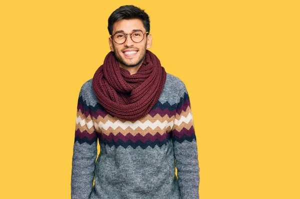 若いですハンサムな男身に着けているカジュアル冬のセーター見て正と幸せな立ちと笑顔で自信を持って笑顔示す歯 — ストック写真