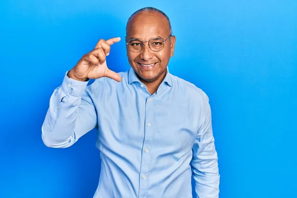 Hombre Latino Mediana Edad Vistiendo Ropa Casual Gafas Sonrientes Confiados — Foto de Stock