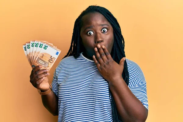 Jonge Zwarte Vrouw Met Vlechten Met Een Bos Van Eurobiljetten — Stockfoto