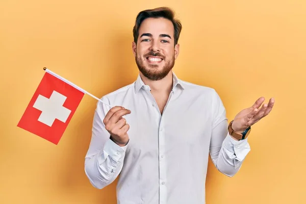 Bonito Homem Caucasiano Com Barba Segurando Bandeira Suíça Celebrando Realização — Fotografia de Stock