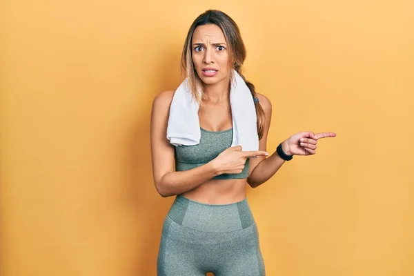 Schöne Hispanische Frau Sportbekleidung Und Handtuch Die Besorgt Und Nervös — Stockfoto