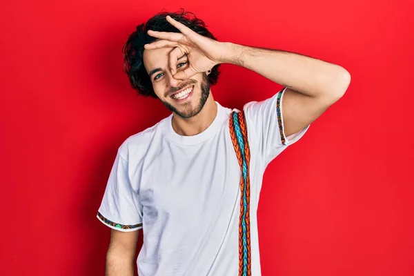 Tampan Hispanik Pria Mengenakan Kaos Putih Santai Shirt Tersenyum Senang — Stok Foto