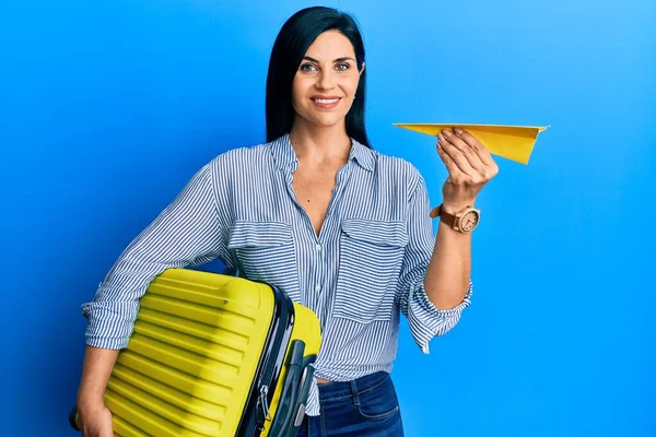 Joven Mujer Caucásica Sosteniendo Bolsa Cabina Avión Papel Sonriendo Con —  Fotos de Stock