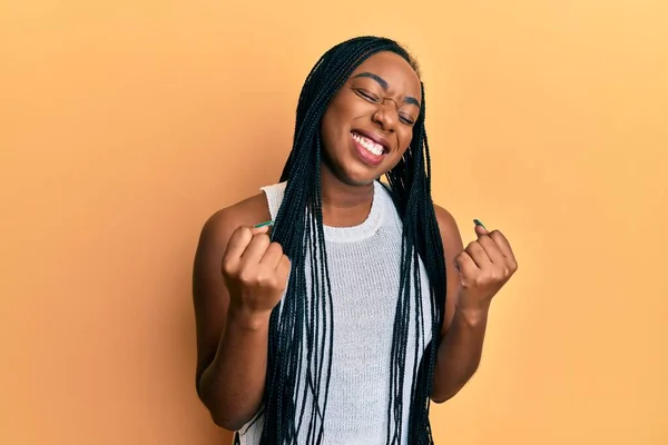 Jovem Afro Americana Vestindo Roupas Casuais Muito Feliz Animado Fazendo — Fotografia de Stock