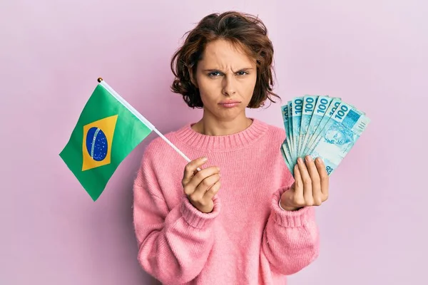 Mladá Brunetka Drží Brazilskou Vlajku Skutečné Bankovky Depresi Bojí Úzkosti — Stock fotografie