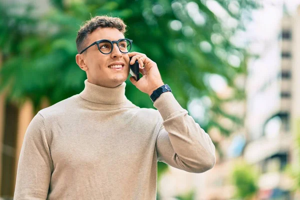 Jovem Hispânico Vestindo Óculos Falando Smartphone Cidade — Fotografia de Stock