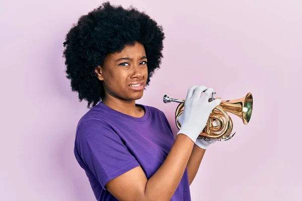 Joven Mujer Afroamericana Tocando Trompeta Expresión Despistada Confusa Concepto Duda —  Fotos de Stock