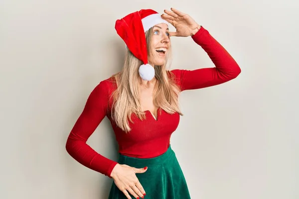 Prachtige Kaukasische Vrouw Draagt Kerst Kostuum Hoed Zeer Gelukkig Glimlachend — Stockfoto