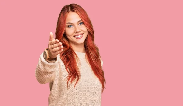 Mulher Ruiva Jovem Vestindo Camisola Inverno Casual Sorrindo Amigável Oferecendo — Fotografia de Stock