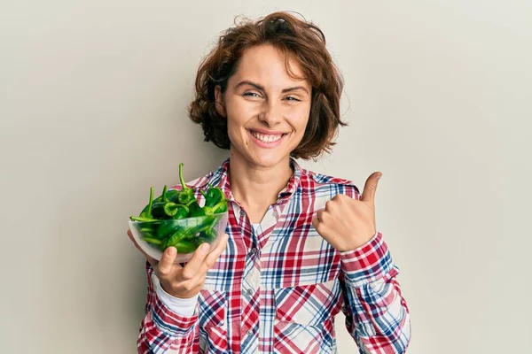 Jovem Morena Segurando Tigela Com Pimentas Verdes Sorrindo Feliz Positivo — Fotografia de Stock