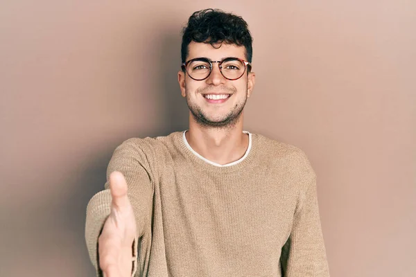 Jovem Hispânico Vestindo Roupas Casuais Óculos Sorrindo Amigável Oferecendo Aperto — Fotografia de Stock