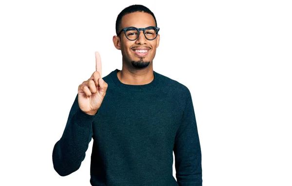 Mladý Africký Američan Muž Sobě Ležérní Oblečení Brýle Ukazující Ukazující — Stock fotografie