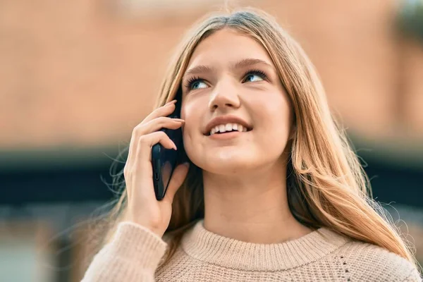 Hermosa Adolescente Caucásica Sonriendo Feliz Hablando Teléfono Inteligente Ciudad — Foto de Stock