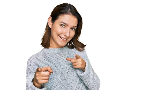 Ung Kaukasiska Flicka Bär Casual Kläder Pekar Finger Till Kamera — Stockfoto