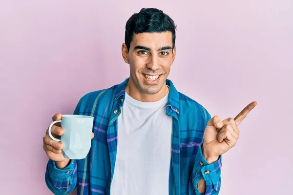 Hombre Hispano Guapo Bebiendo Una Taza Café Sonriendo Feliz Señalando — Foto de Stock