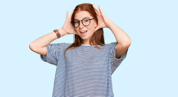 Jeune Femme Tête Lecture Portant Des Vêtements Décontractés Des Lunettes — Photo