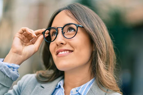 Joven Empresaria Hispana Sonriendo Feliz Tocando Sus Gafas Ciudad — Foto de Stock