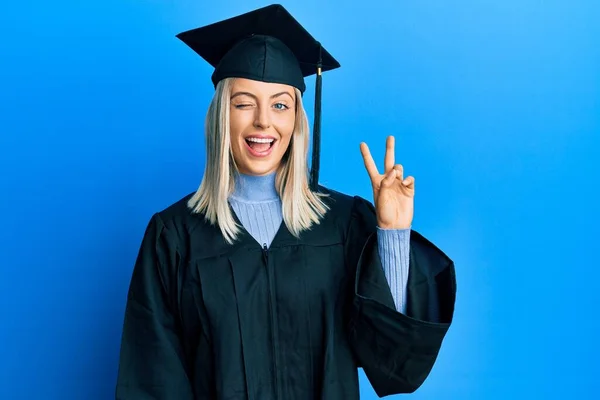 Vacker Blond Kvinna Bär Examen Mössa Och Ceremoni Mantel Leende — Stockfoto