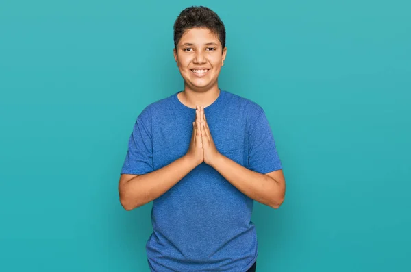 Teenager Hispánský Chlapec Sobě Ležérní Oblečení Modlí Rukama Dohromady Prosí — Stock fotografie
