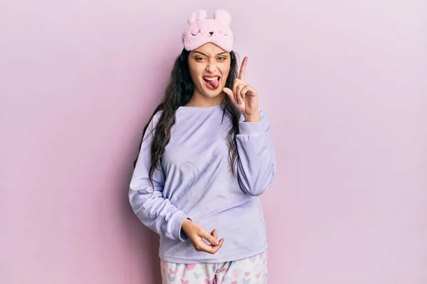 Mooie Midden Oosterse Vrouw Met Slaapmasker Pyjama Wijzend Met Een — Stockfoto