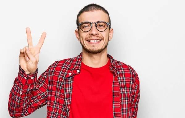 Jovem Hispânico Vestindo Roupas Casuais Mostrando Apontando Para Cima Com — Fotografia de Stock