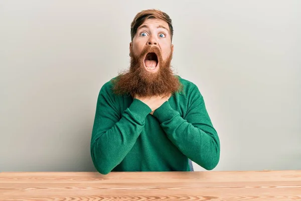 Junger Irischer Rotschopf Lässiger Kleidung Sitzt Auf Dem Tisch Und — Stockfoto