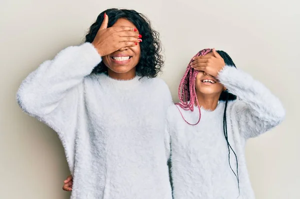 Bela Mãe Filha Afro Americana Vestindo Camisola Inverno Casual Sorrindo — Fotografia de Stock