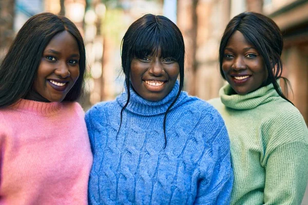 Trois Amis Afro Américains Souriants Heureux Câlins Ville — Photo