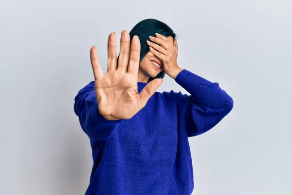 Jeune Femme Caucasienne Portant Des Vêtements Décontractés Couvrant Les Yeux — Photo