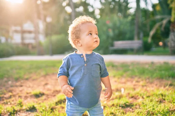 Söt Och Glad Liten Pojke Som Har Roligt Parken Solig — Stockfoto