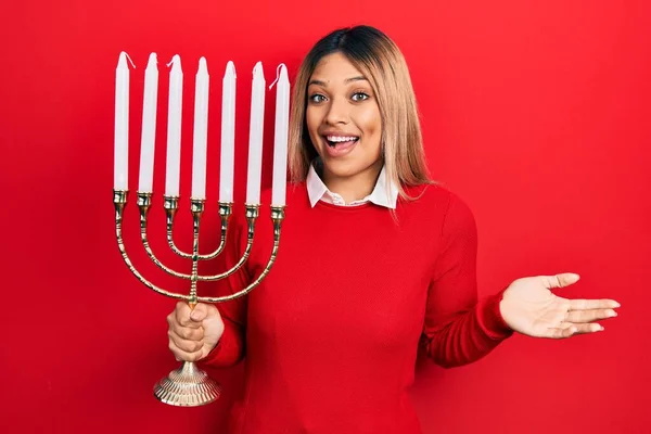 Mulher Hispânica Bonita Segurando Vela Judia Menorah Hanukkah Celebrando Realização — Fotografia de Stock