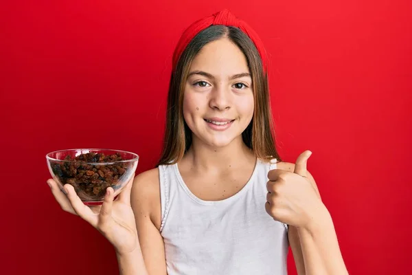 Schönes Brünettes Kleines Mädchen Mit Einer Schüssel Rosinen Die Glücklich — Stockfoto