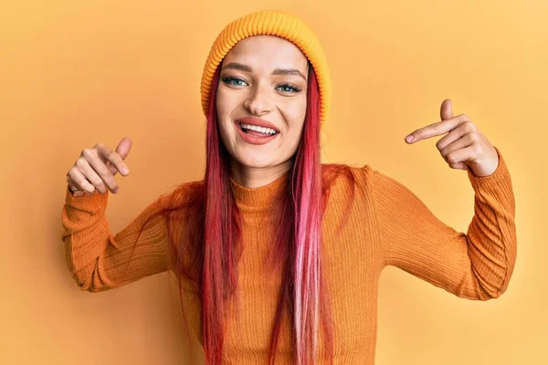 Mulher Caucasiana Jovem Usando Boné Olhando Confiante Com Sorriso Rosto — Fotografia de Stock