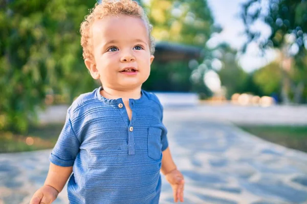 Niño Lindo Feliz Divirtiéndose Parque Día Soleado Hermoso Pelo Rubio — Foto de Stock