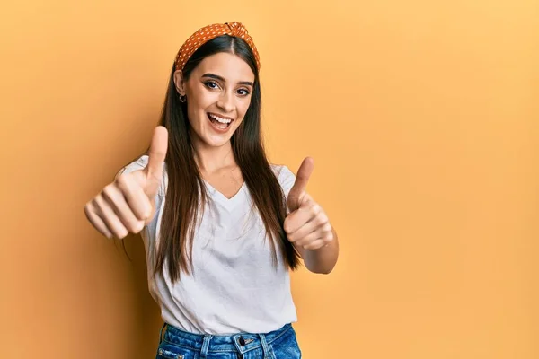 Mulher Jovem Morena Bonita Vestindo Camisa Branca Casual Aprovando Fazer — Fotografia de Stock