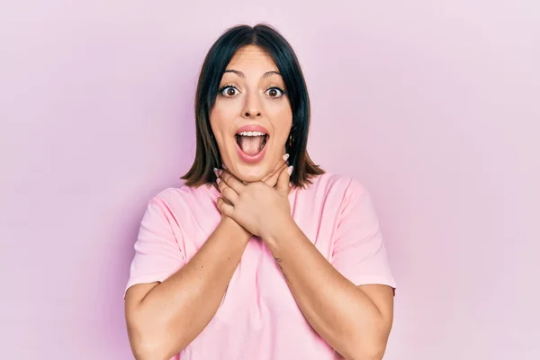 Young Hispanic Woman Wearing Casual Pink Shirt Shouting Suffocate Because — Stock Photo, Image