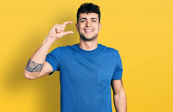 Junger Hispanischer Mann Lässigem Shirt Lächelnd Und Selbstbewusst Gestikulierend Mit — Stockfoto