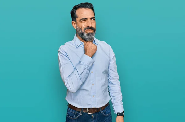 Homem Meia Idade Com Barba Vestindo Camisa Negócios Tocando Pescoço — Fotografia de Stock