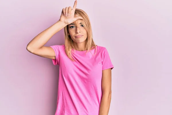 Hermosa Mujer Rubia Con Camiseta Rosa Casual Burlándose Gente Con — Foto de Stock