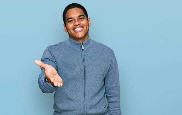 Jovem Homem Hispânico Bonito Vestindo Camisola Casual Sorrindo Alegre Oferecendo — Fotografia de Stock