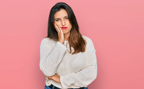 Schöne Hispanische Frau Lässigem Pullover Denkt Müde Und Gelangweilt Mit — Stockfoto