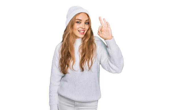 Νεαρό Καυκάσιο Κορίτσι Φορώντας Μάλλινο Πουλόβερ Και Χειμερινό Καπέλο Χαμογελώντας — Φωτογραφία Αρχείου