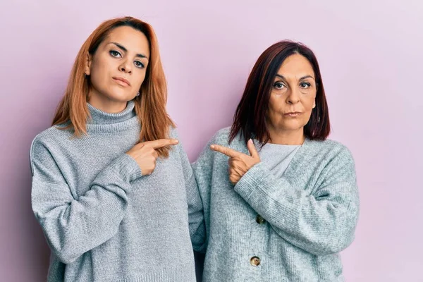 Latin Mother Daughter Wearing Casual Clothes Pointing Hand Finger Side — Stock Photo, Image