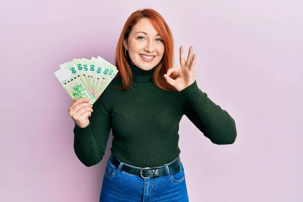 Güzel Kızıl Saçlı Kadın Elinde Hong Kong Doları Banknot Tutuyor — Stok fotoğraf