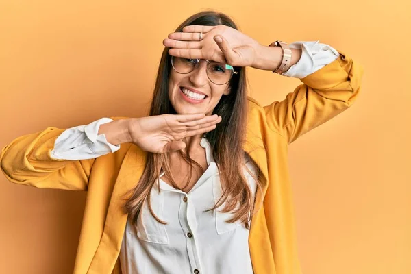 Jonge Mooie Vrouw Draagt Zakelijke Stijl Een Bril Lachend Vrolijk — Stockfoto